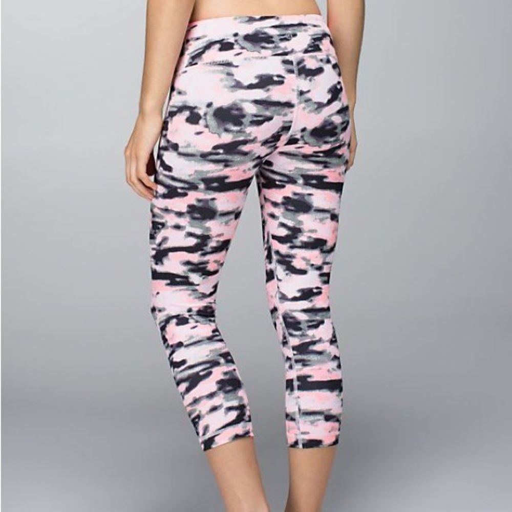 Lululemon Wunder Under Capris in Wamo Camo size 6